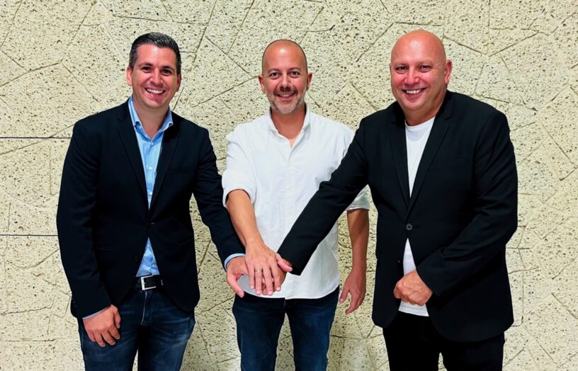 Los concejales de Deportes de Santiago del Teide, Juan Carlos González (izq), y Adeje, Adolfo Alonso (der), junto a Juan José Llanos, director del evento (centro).
