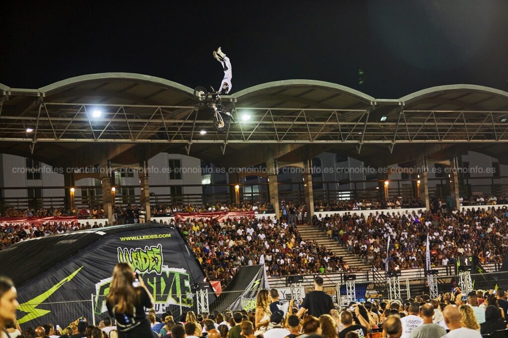La leyenda del FMX mundial, Edgar Torronteras, ejecutando un espectacular truco en Arona.