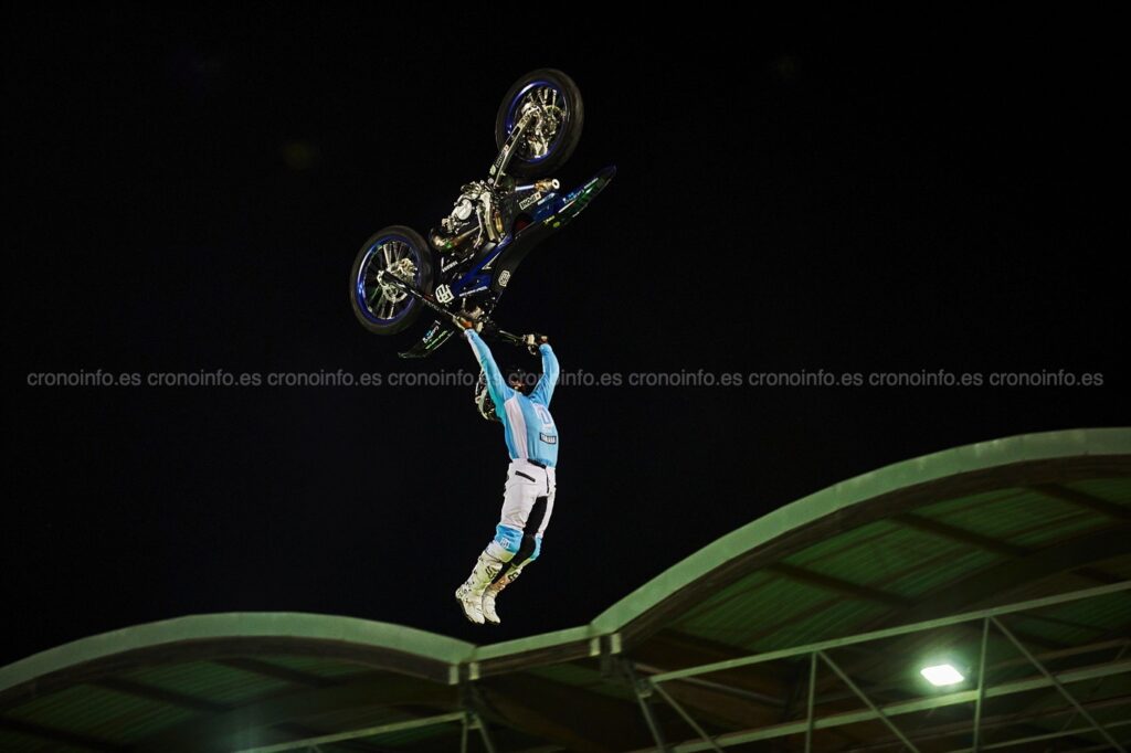 El campeón del mundo de Freestyle Motocross, David Rinaldo, clavando un Back Flip Tsunami.