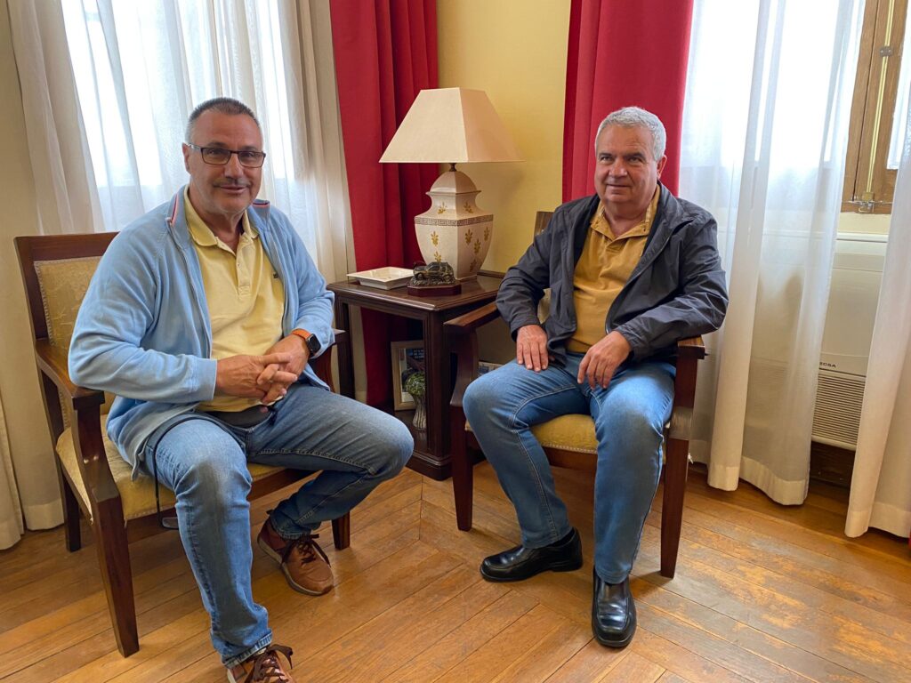 Un momento de la reunión mantenida con el alcalde de San Miguel, Arturo González.